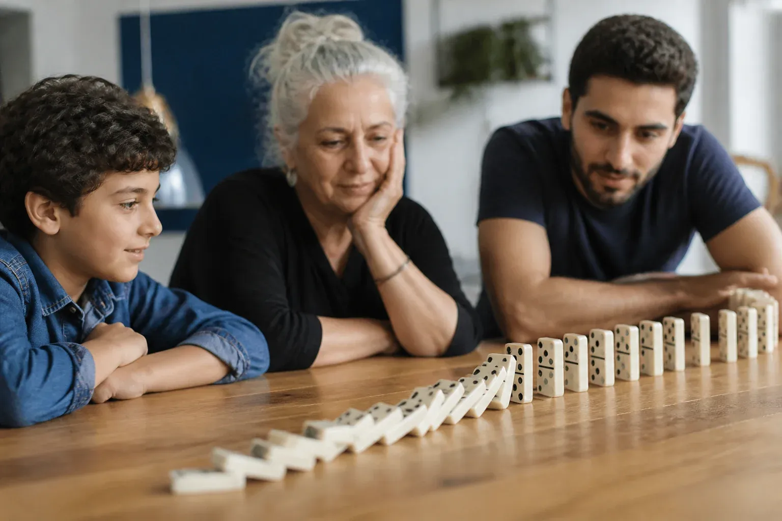 שורת קוביות דומינו נופלות אחת אחרי השנייה על שולחן